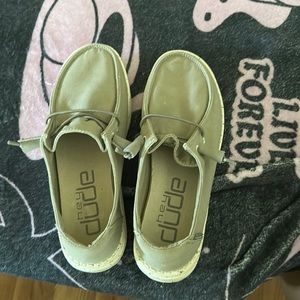 BRAND NEW HEY DUDES SIZE 6 Women’s